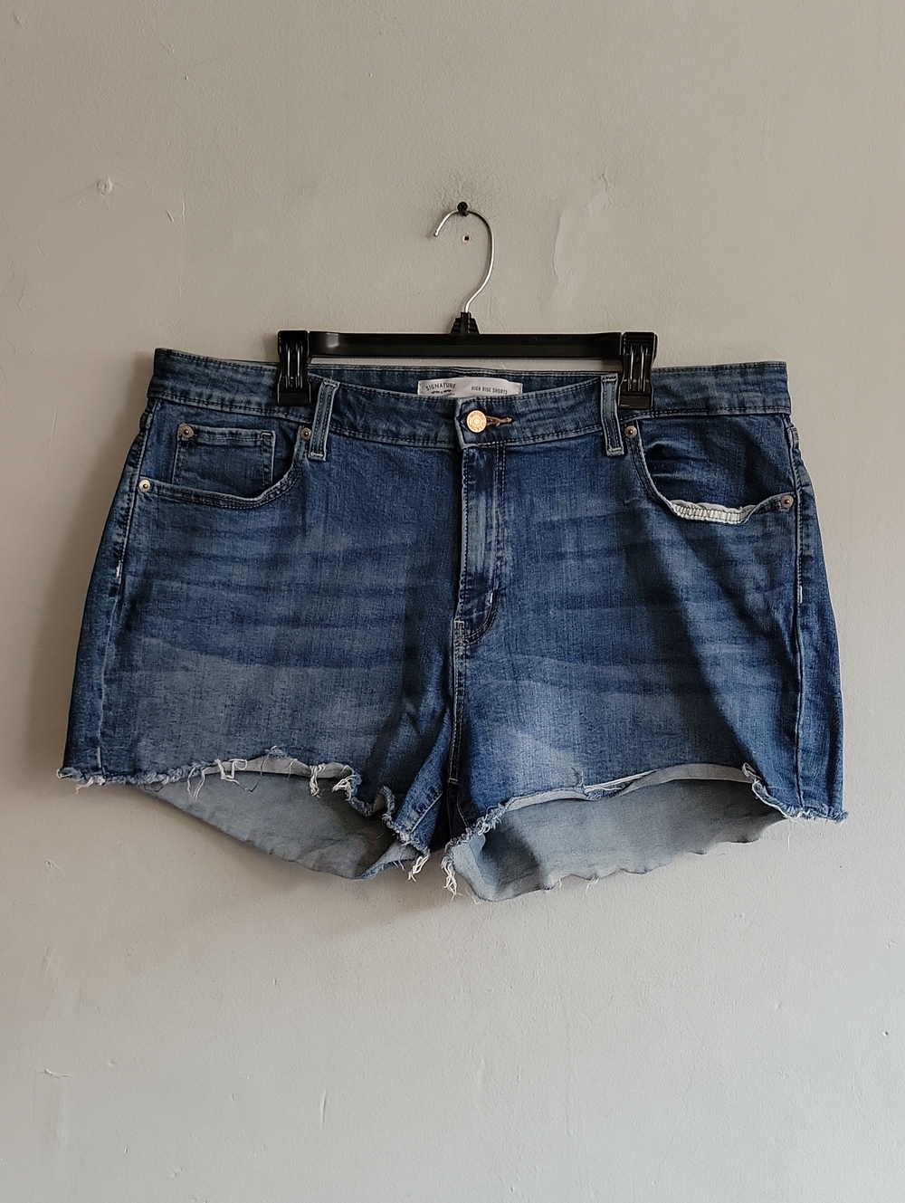 Women's size 20 Levi's high rise medium wash cutoff denim jean shorts, 40" waist
